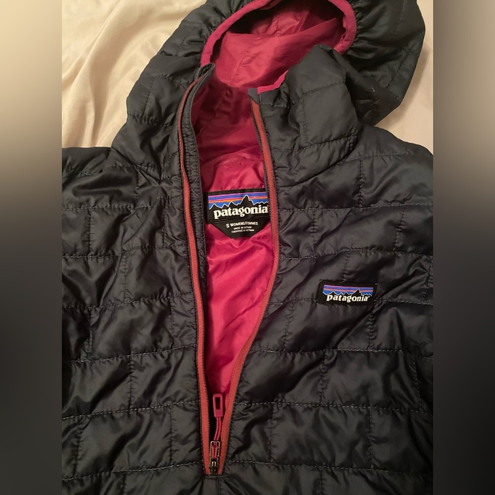 Patagonia womens nano puff pullover quarter-zip hoodie in navy/magenta, small